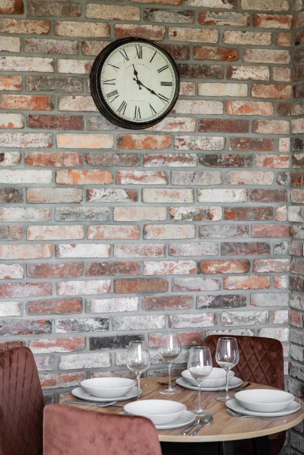 Stylish Apartment Near Wroclavia For 4 Guests By Noclegi Renters Wrocław Kültér fotó