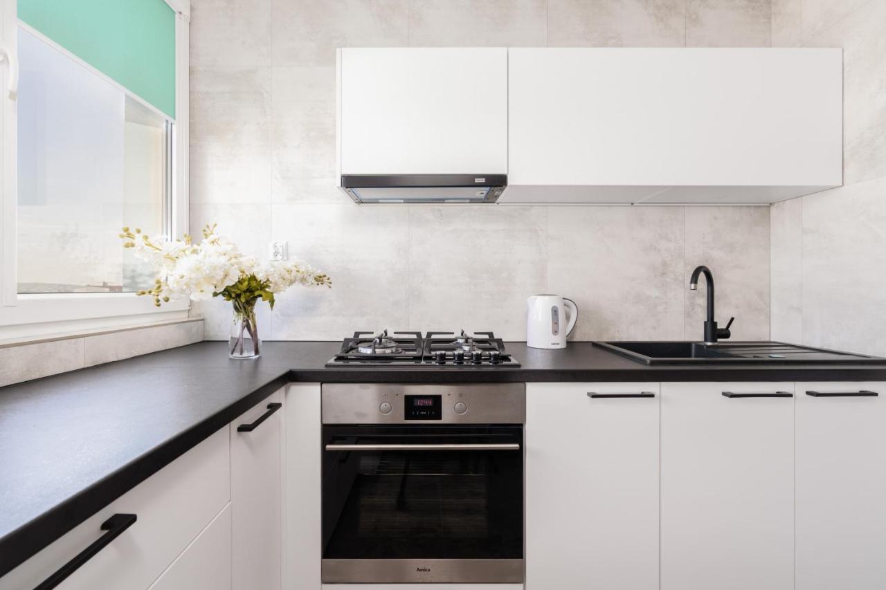 Stylish Apartment Near Wroclavia For 4 Guests By Noclegi Renters Wrocław Kültér fotó