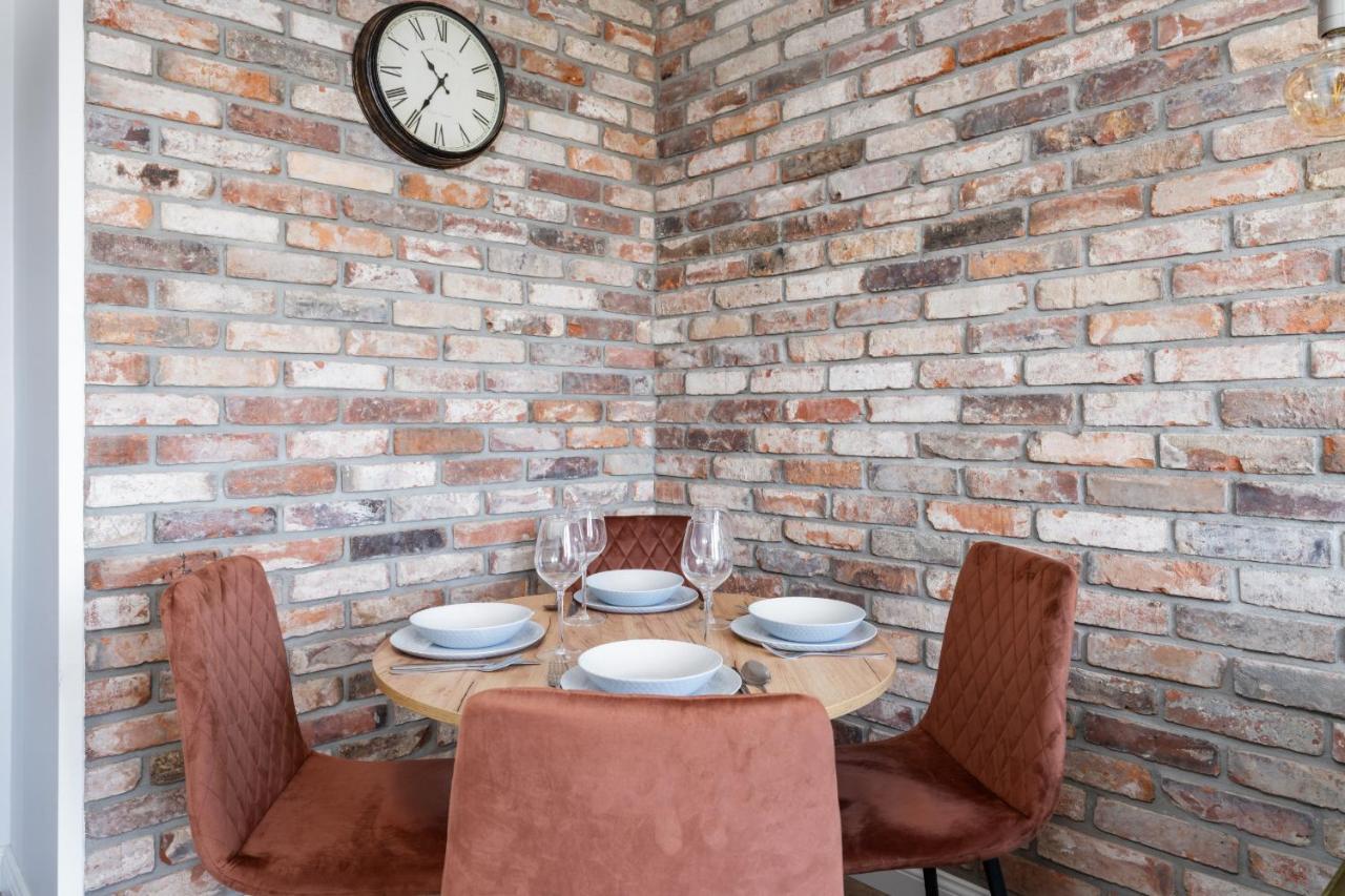 Stylish Apartment Near Wroclavia For 4 Guests By Noclegi Renters Wrocław Kültér fotó